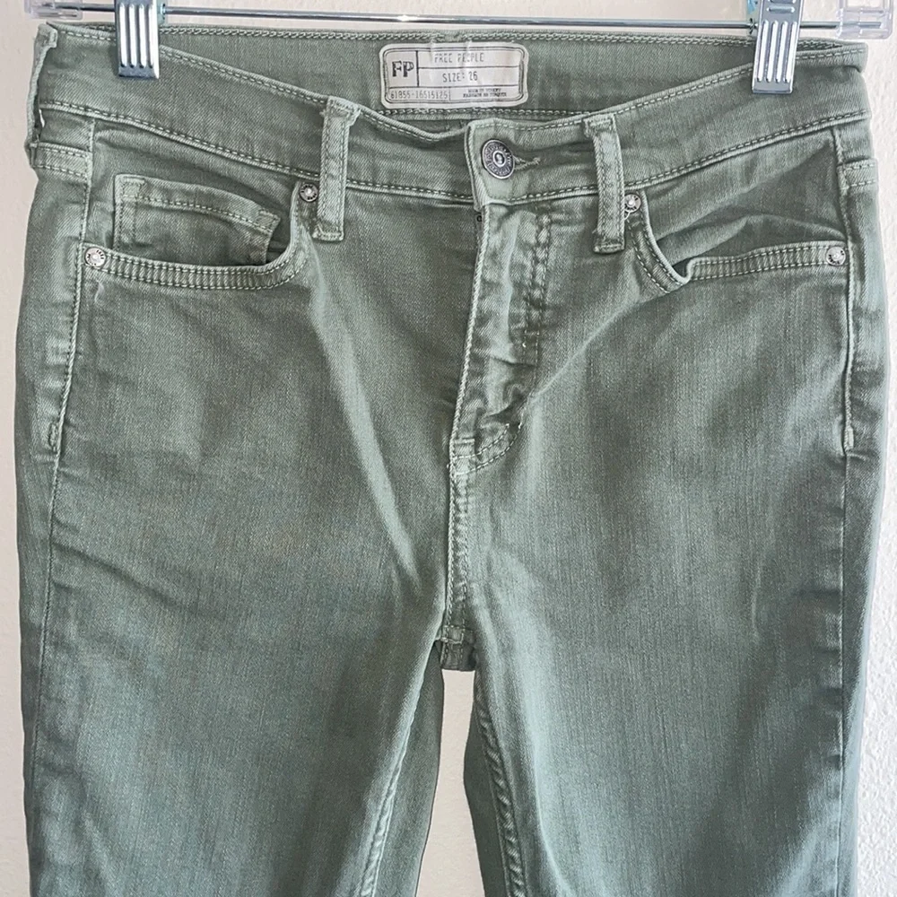 002: FREE PEOPLE green cropped skinny jeans with ripped knees Women’s size 26